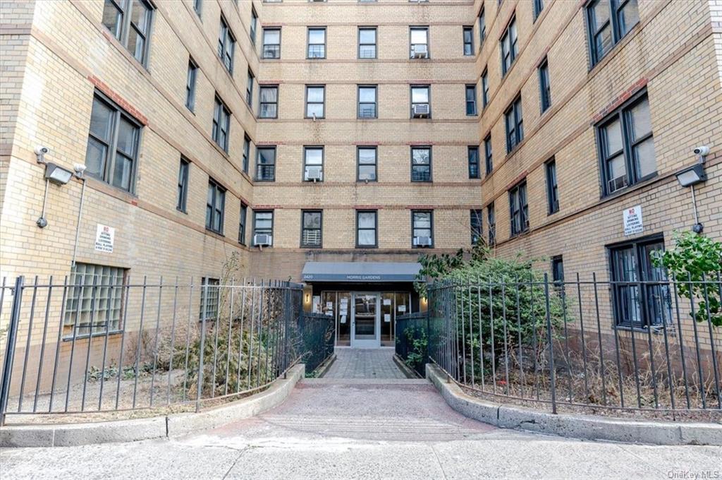Property for Sale at 2420 Morris Avenue 1E, Bronx, New York - Bedrooms: 2 
Bathrooms: 1 
Rooms: 4  - $199,999