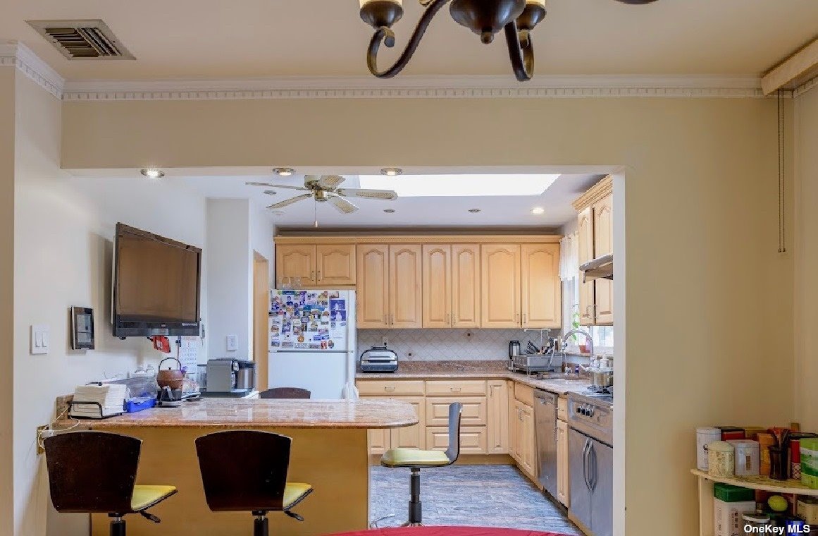 Photo 6 of 16 of 18 Bellwood Drive house