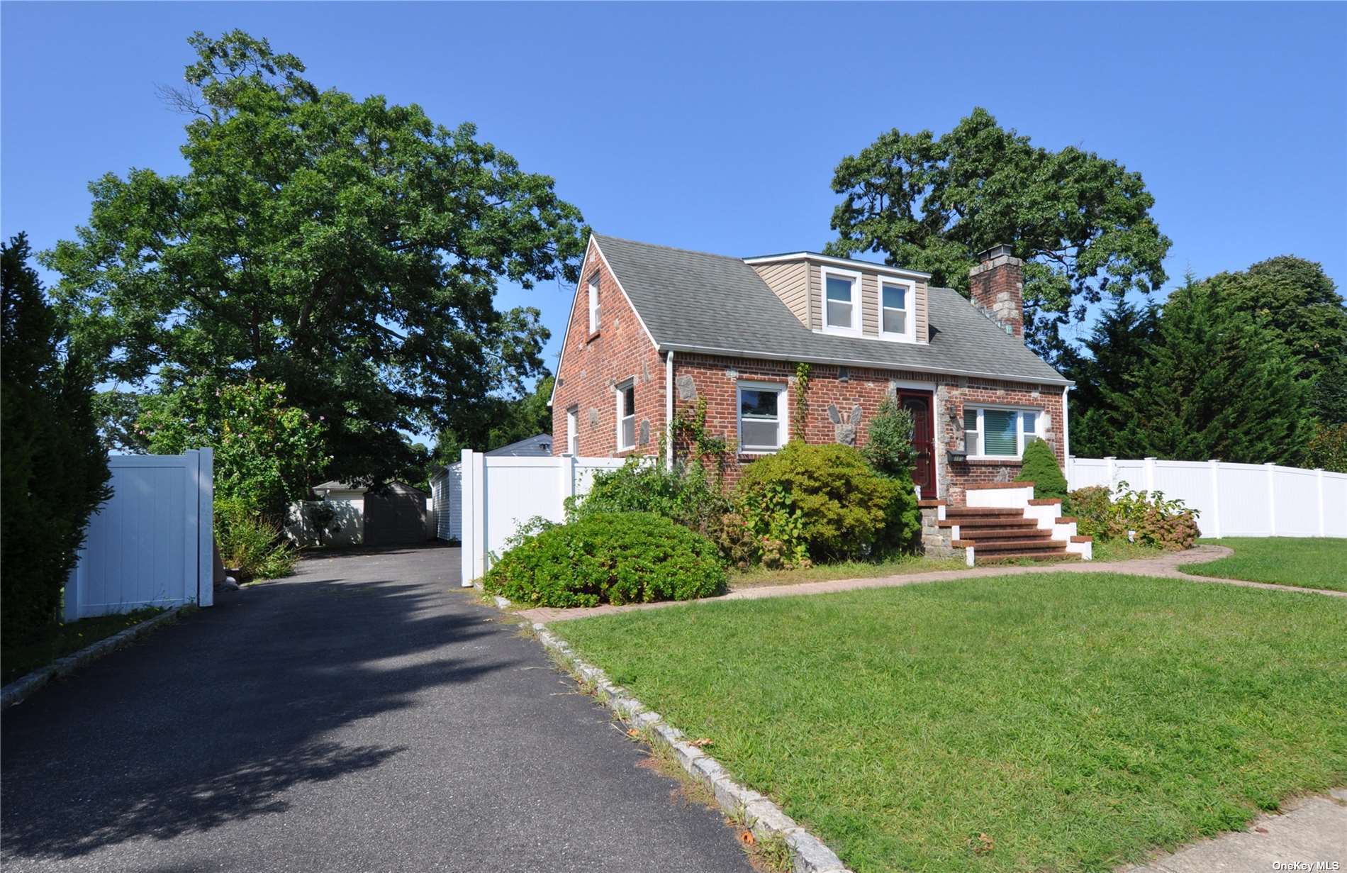 View Copiague, NY 11726 property