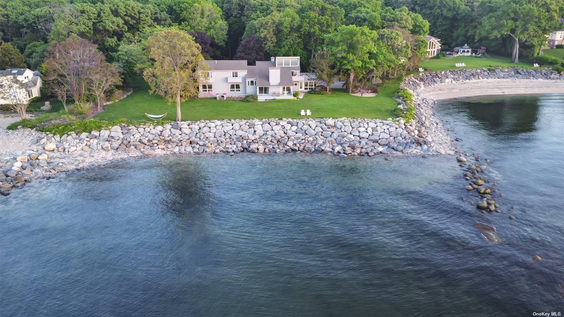 Property for Sale at 7 Beach Drive, Lloyd Harbor, Hamptons, NY - Bedrooms: 5 
Bathrooms: 5  - $2,799,999