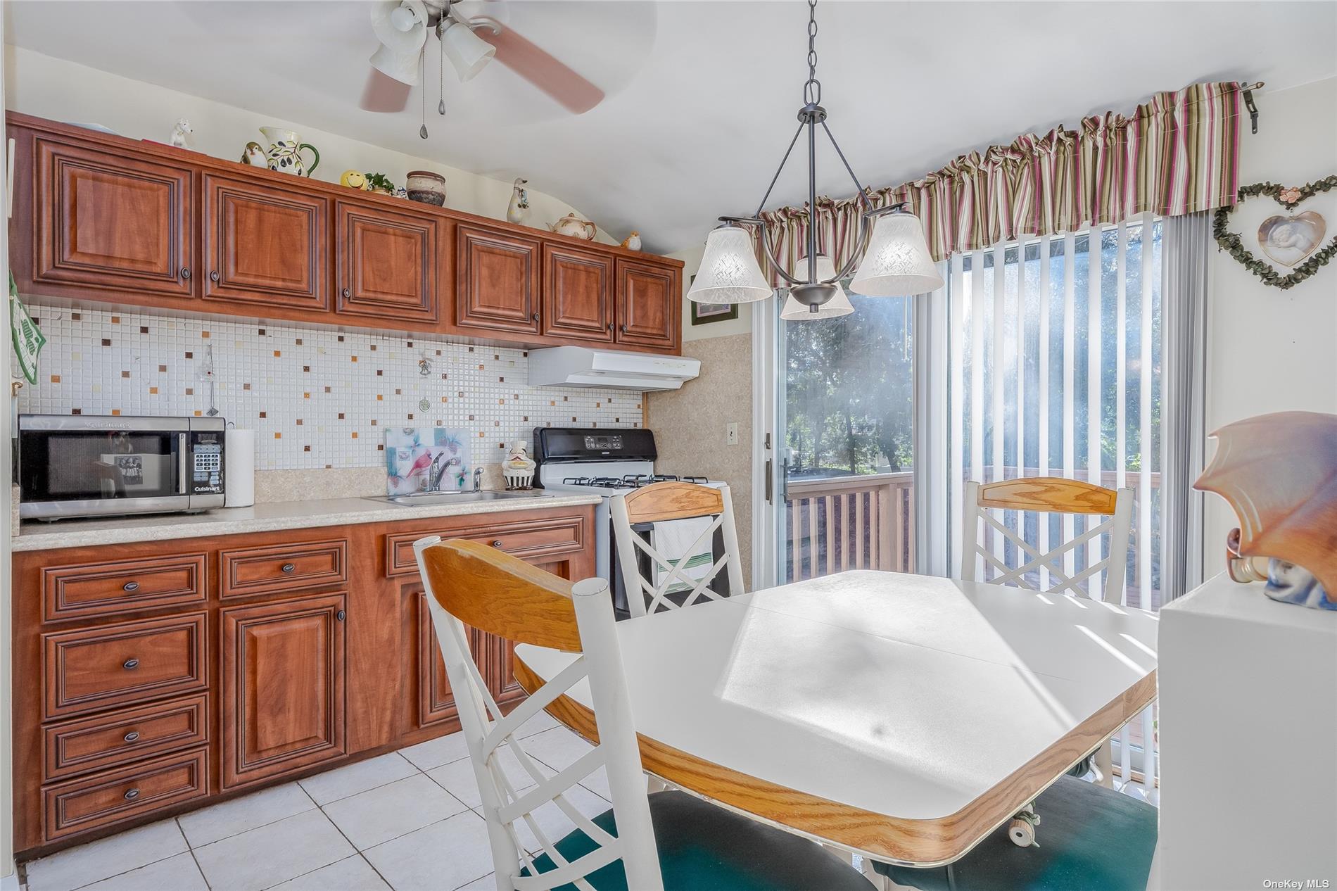 208 Irving Avenue, Deer Park, New York image 9