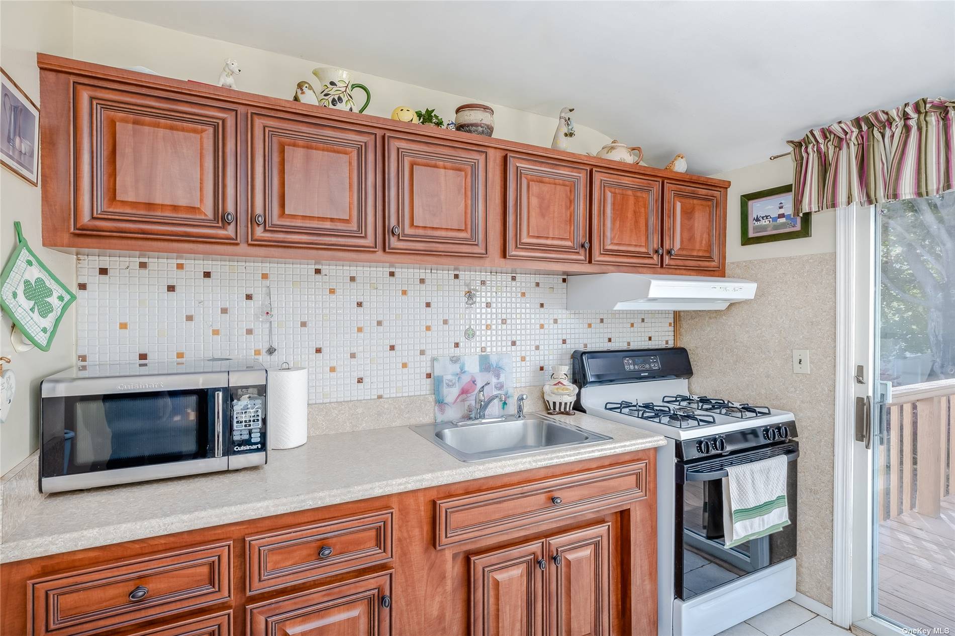 208 Irving Avenue, Deer Park, New York image 11
