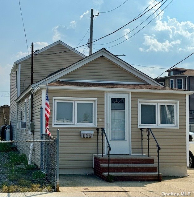 102 E 6th Road, Broad Channel, Queens, NY - 3 Bedrooms  
1 Bathrooms  
5 Rooms - 