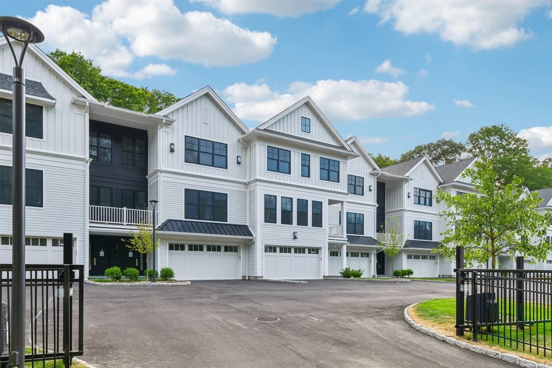 View Huntington, NY 11743 condo