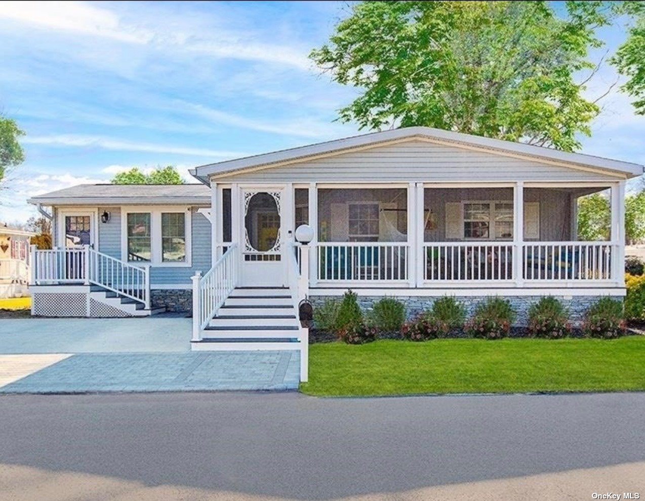 1661340 Old Country Road, Riverhead, Hamptons, NY - 3 Bedrooms  
3 Bathrooms - 
