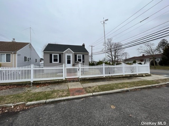 Photo 3 of 28 of 199 N Erie Avenue house