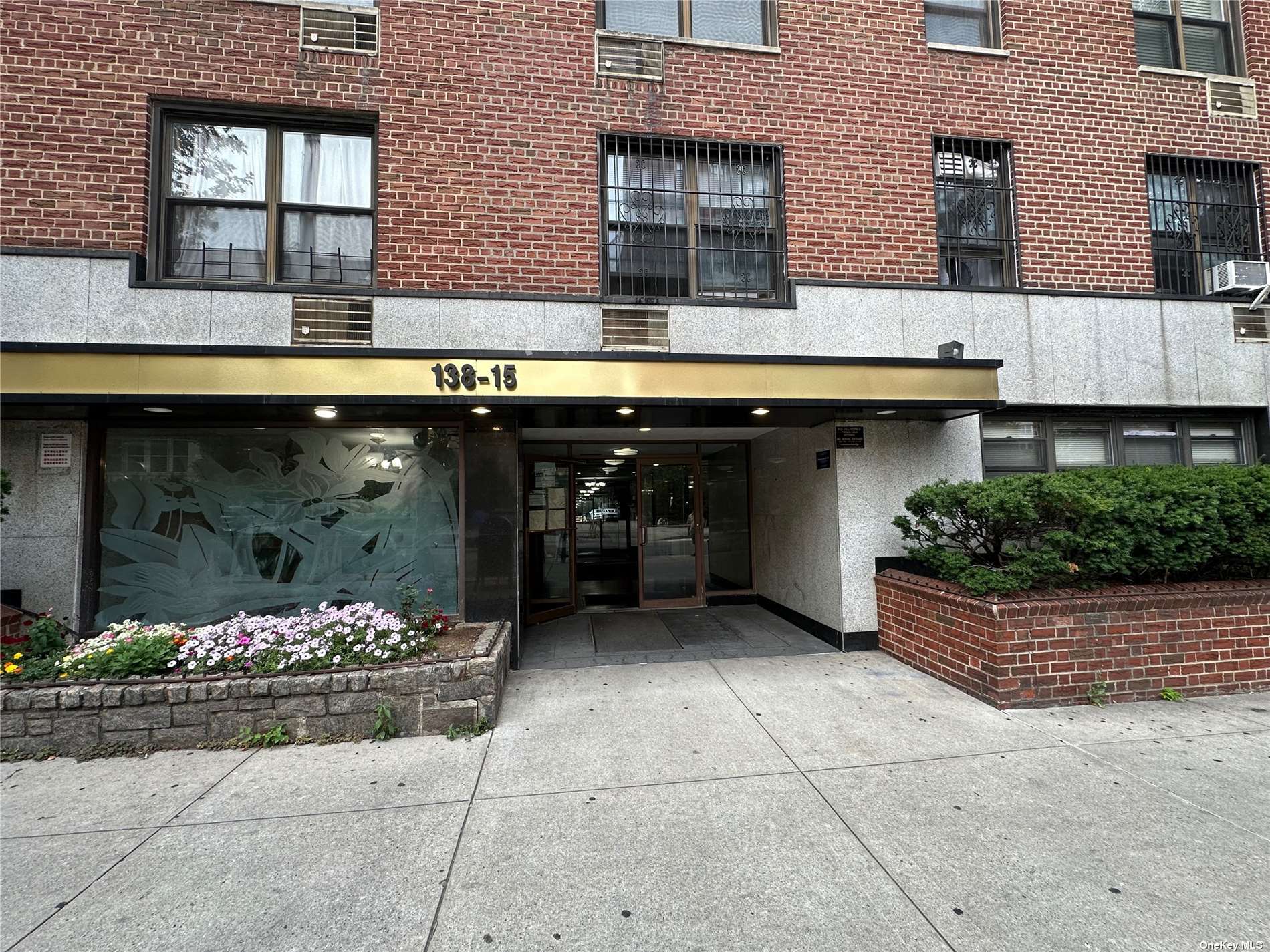 13815 Franklin Avenue Ave 221, Flushing, Queens, NY - 2 Bedrooms  
1 Bathrooms  
5 Rooms - 