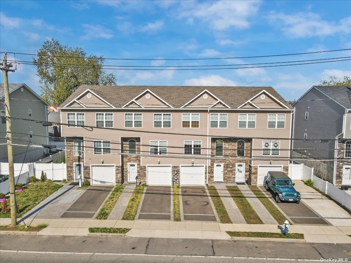 Photo 1 of 32 of 156 S Franklin Street townhome