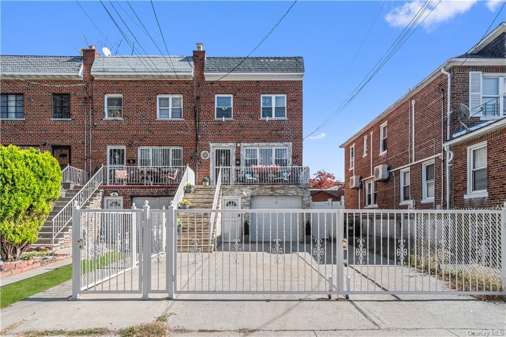 2752 Pearsall Avenue, Bronx, New York - 4 Bedrooms  
3 Bathrooms - 