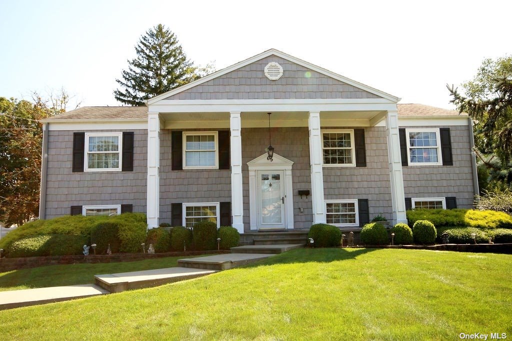 View Islip, NY 11751 house