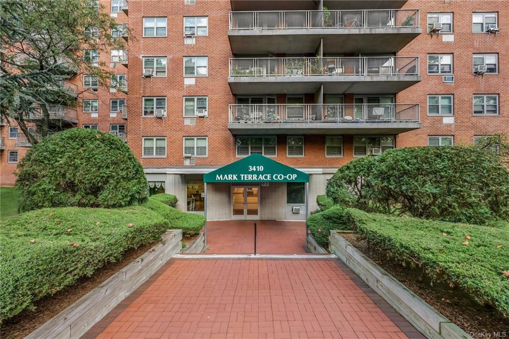 De Reimer Avenue 12D, Bronx, New York - 3 Bedrooms  
2 Bathrooms  
6 Rooms - 