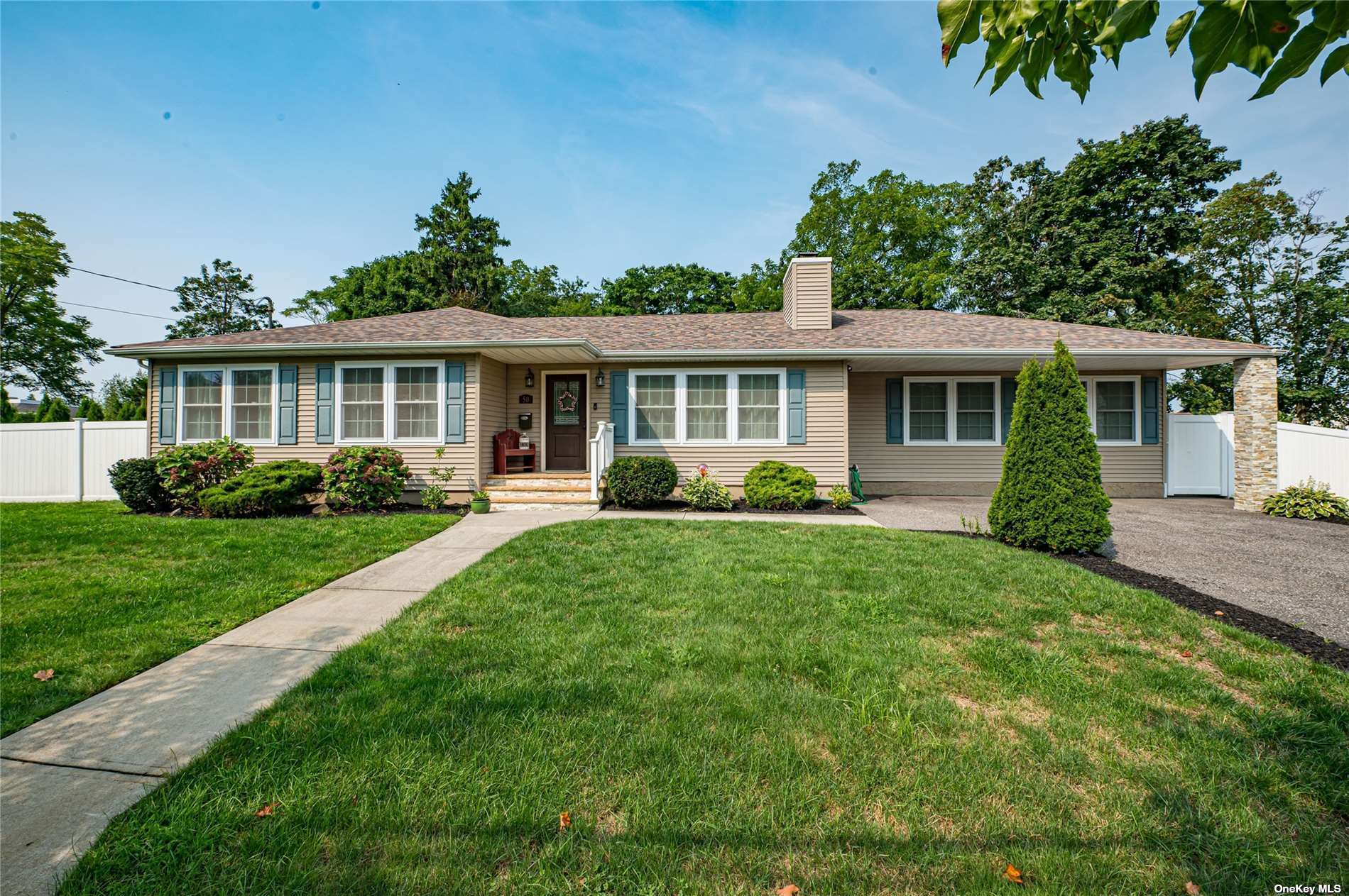 View Islip, NY 11751 house