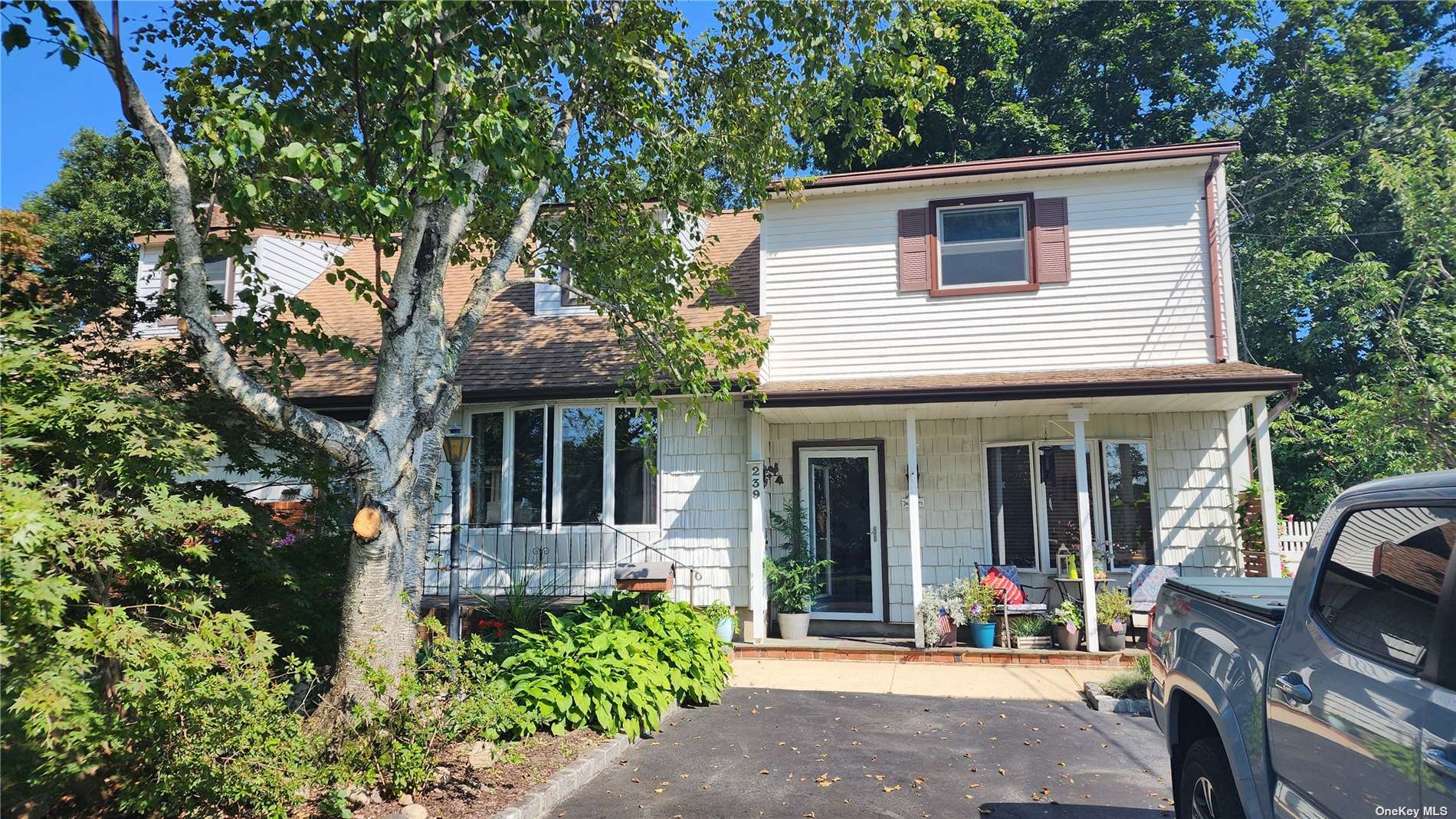 View West Islip, NY 11795 house