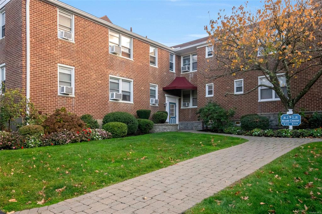 9 Bryant Crescent 2E, White Plains, New York - 1 Bedrooms  
1 Bathrooms  
4 Rooms - 