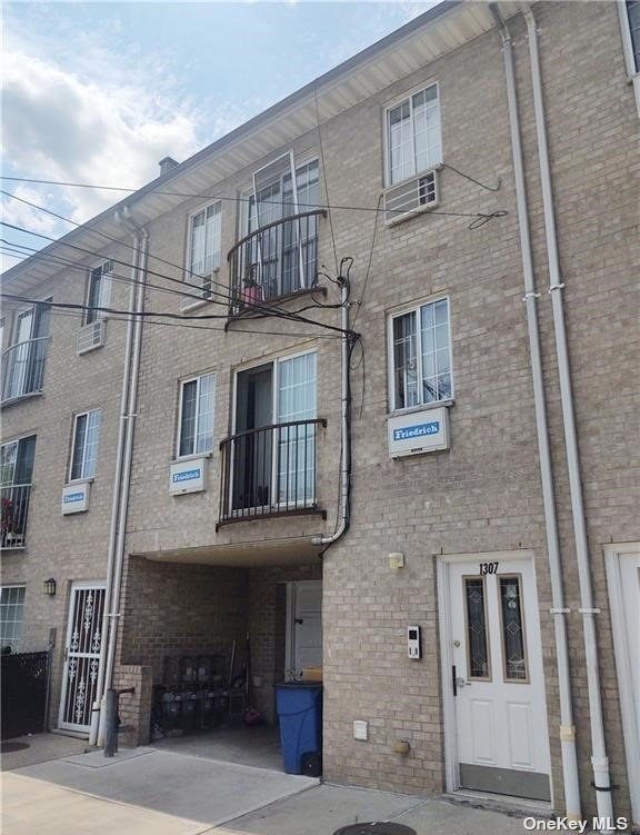 Property for Sale at 1307 Vreeland Avenue, Bronx, New York - Bedrooms: 7 
Bathrooms: 5 
Rooms: 17  - $999,000