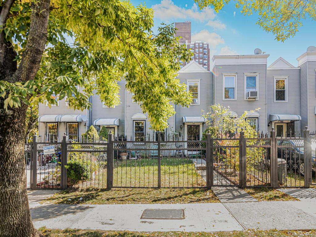 Property for Sale at Vyse Avenue 1A, Bronx, New York - Bedrooms: 2 
Bathrooms: 1 
Rooms: 5  - $189,000