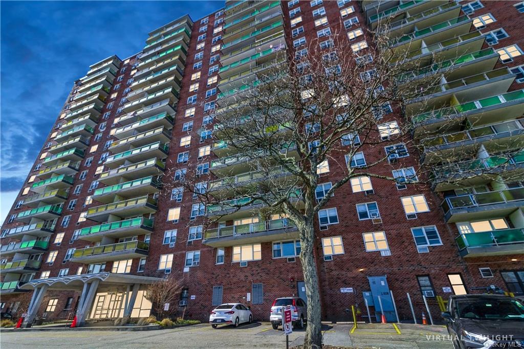 1841 Central Avenue 15M, Yonkers, New York - 3 Bedrooms  
2 Bathrooms  
4 Rooms - 