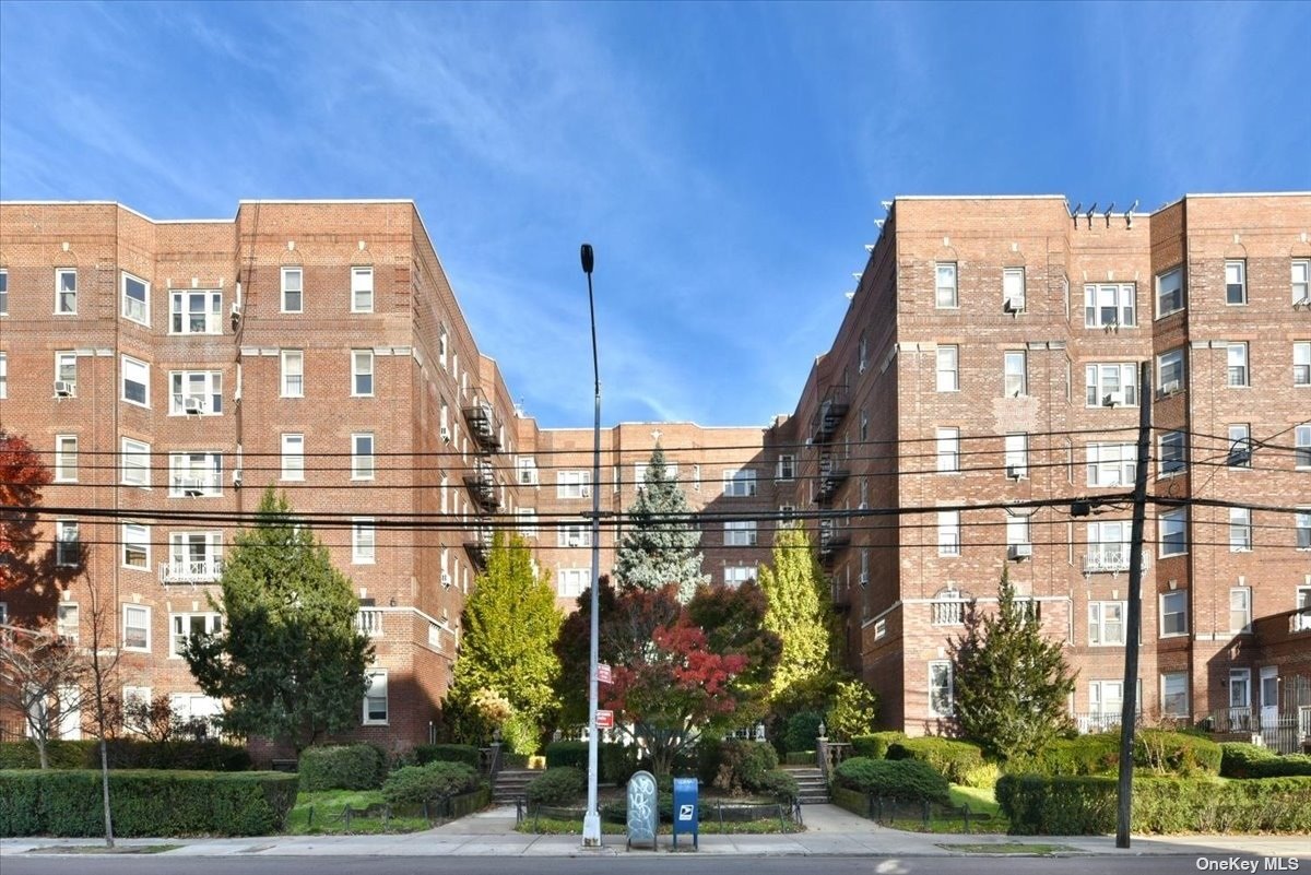Property for Sale at 168 Street 6N, Jamaica Estates, Queens, NY - Bedrooms: 2 
Bathrooms: 2 
Rooms: 6  - $278,000
