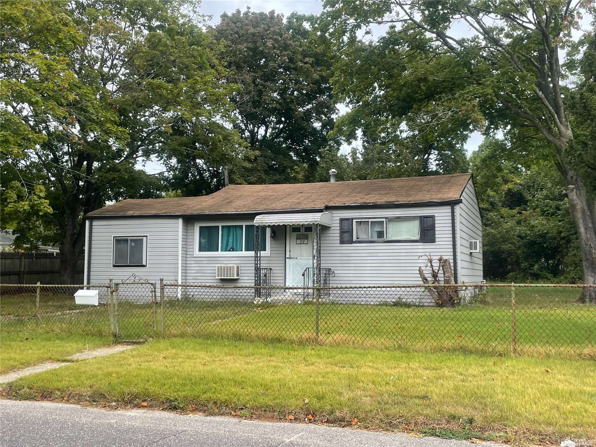 29 20th Avenue, Bay Shore, New York image 1