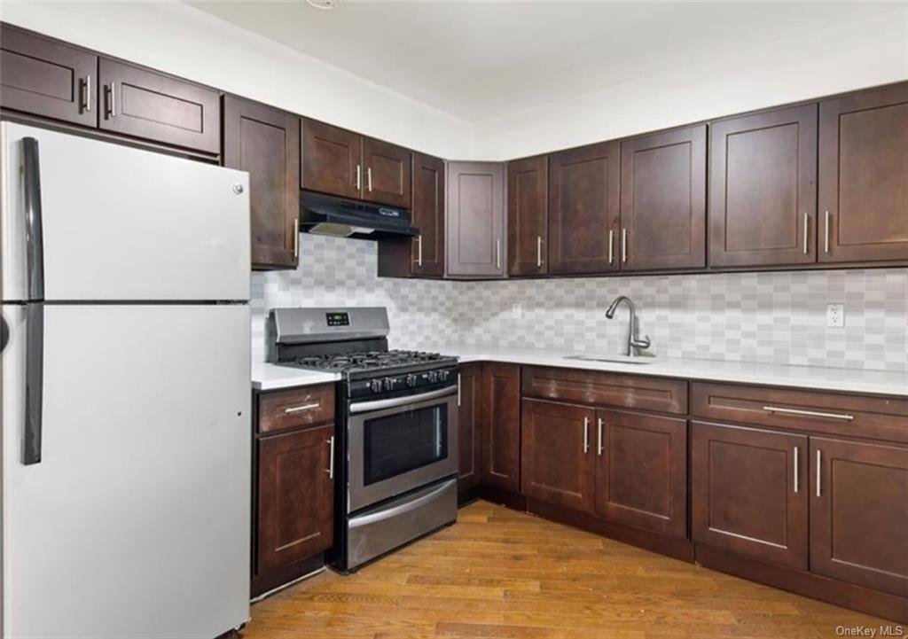 Rental Property at 1875 Mulford Avenue, Bronx, New York - Bedrooms: 3 
Bathrooms: 1 
Rooms: 5  - $3,606 MO.