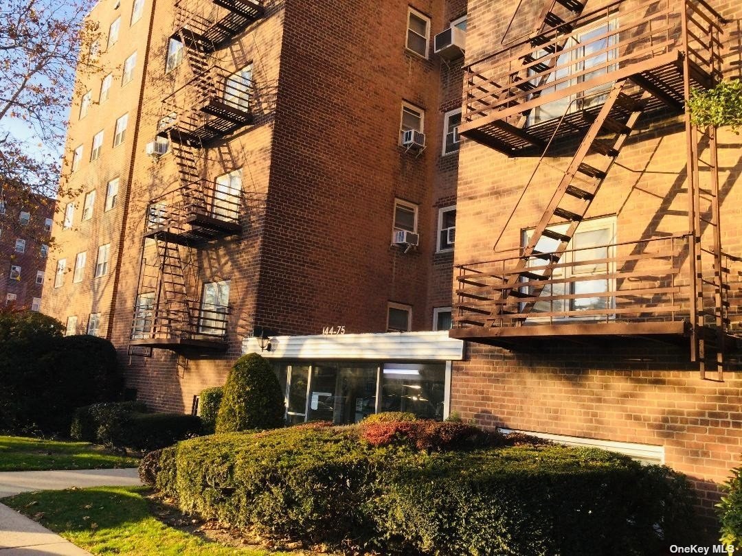 14475 Melbourne Avenue 6G, Flushing, Queens, NY - 3 Bedrooms  
1 Bathrooms  
6 Rooms - 