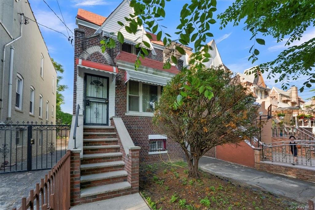 Property for Sale at 1013 E 227th Street, Bronx, New York - Bedrooms: 4 
Bathrooms: 3 
Rooms: 4  - $645,000