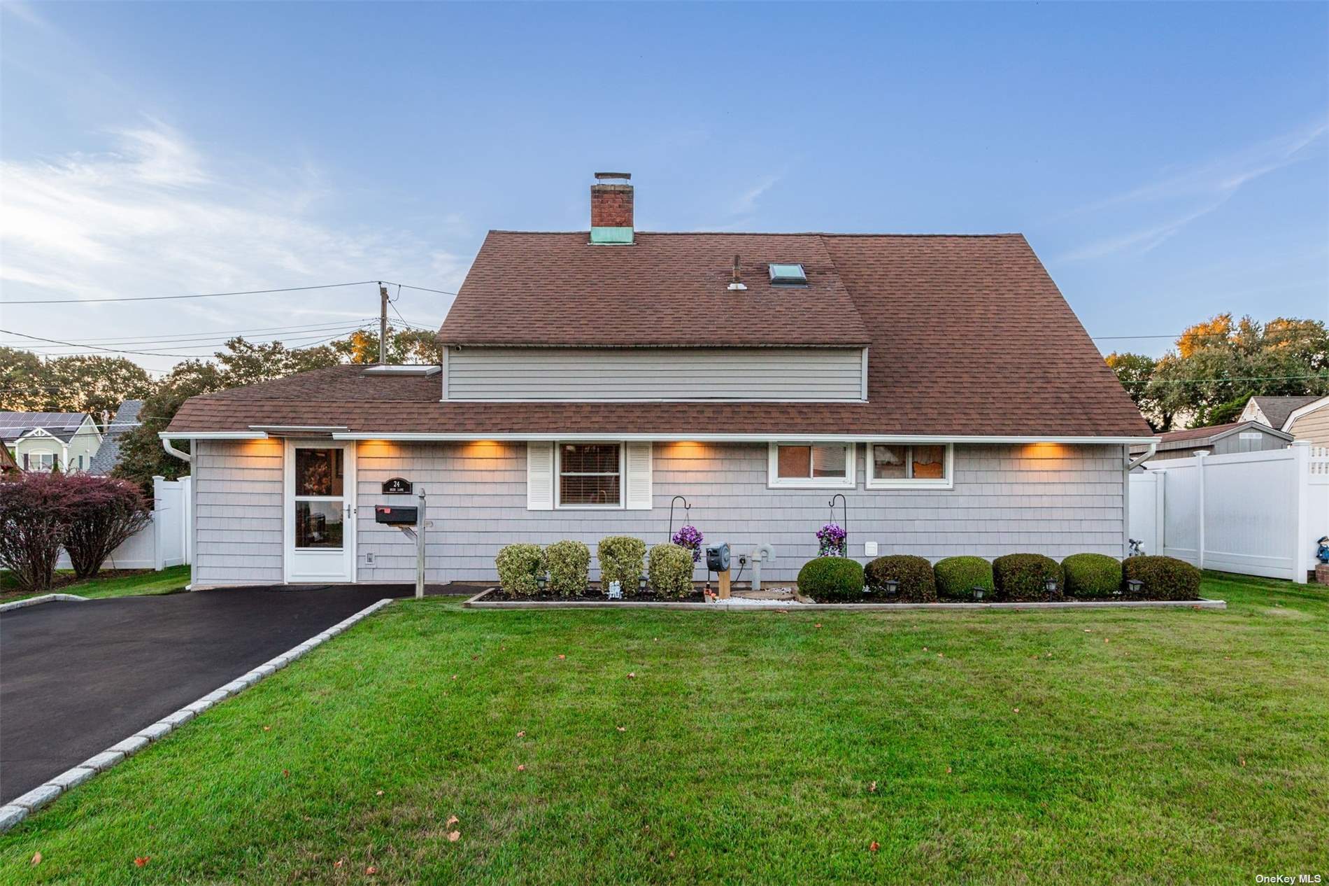 24 Deer Lane, Wantagh, New York image 1