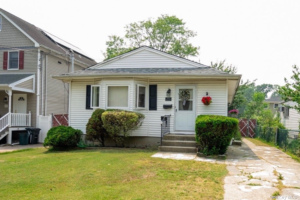 Photo 1 of 11 of 255 Waldo Street house