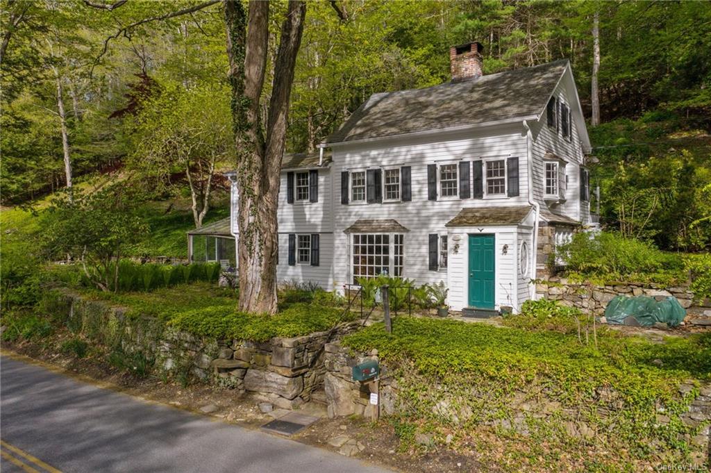 Photo 3 of 34 of 1 Old Mill River Road house