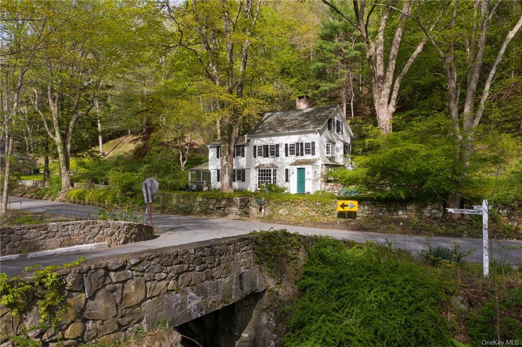 Photo 4 of 34 of 1 Old Mill River Road house