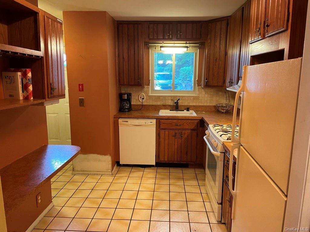 Photo 5 of 19 of 1804 Village Drive condo