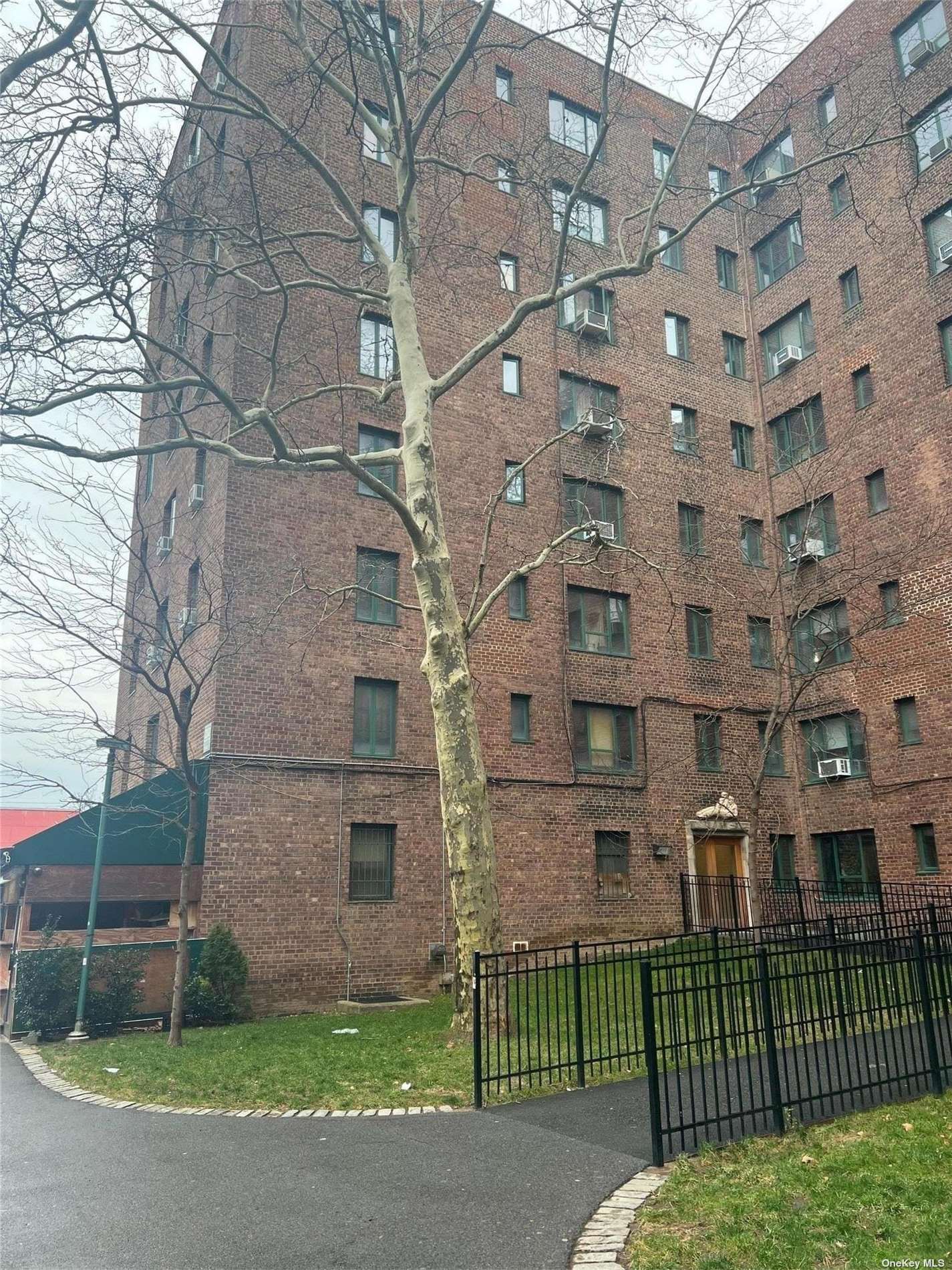 Property for Sale at 2200 E Tremont Avenue 3C, Bronx, New York - Bedrooms: 2 
Bathrooms: 1 
Rooms: 5  - $290,000