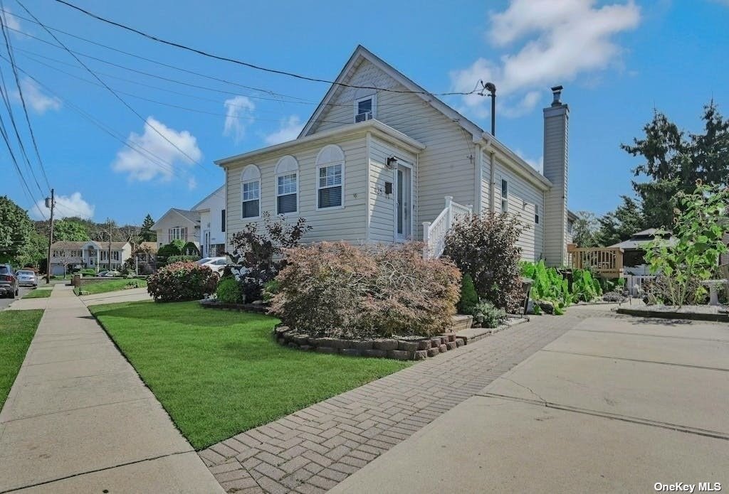 425 Nevada Street, Lindenhurst, New York image 1