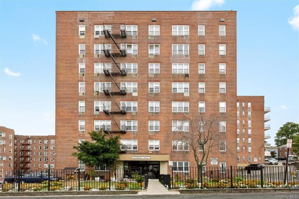 Property for Sale at 52 Yonkers Terrace 1E, Yonkers, New York - Bedrooms: 2 
Bathrooms: 1 
Rooms: 4  - $249,000