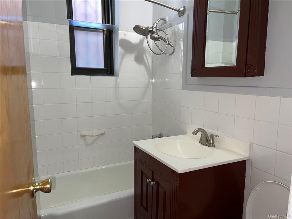 New York, New York 10469, United States, 2 Bedrooms Bedrooms, ,1 BathroomBathrooms,Residential,Pending,69105