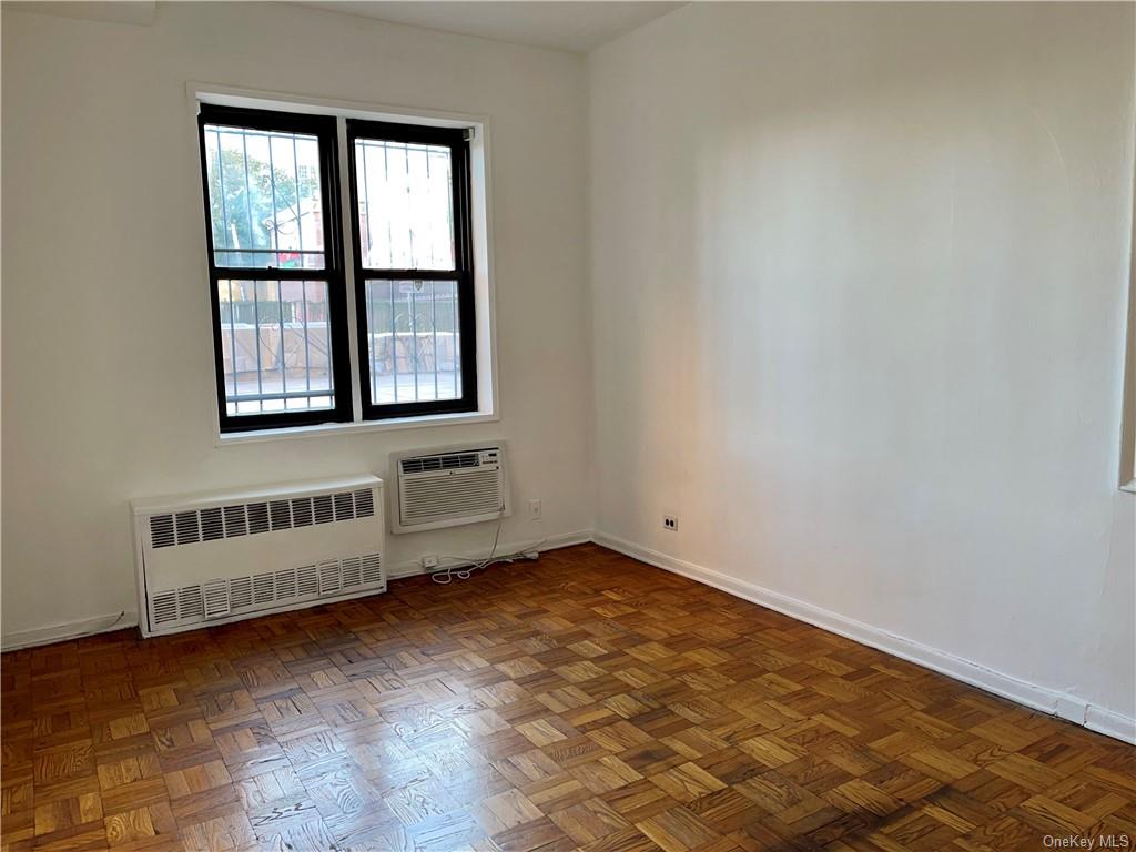 New York, New York 10469, United States, 2 Bedrooms Bedrooms, ,1 BathroomBathrooms,Residential,Pending,69105
