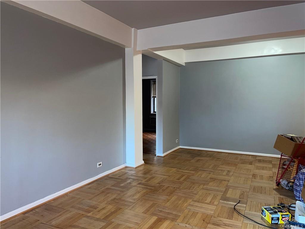 New York, New York 10469, United States, 2 Bedrooms Bedrooms, ,1 BathroomBathrooms,Residential,Pending,69105
