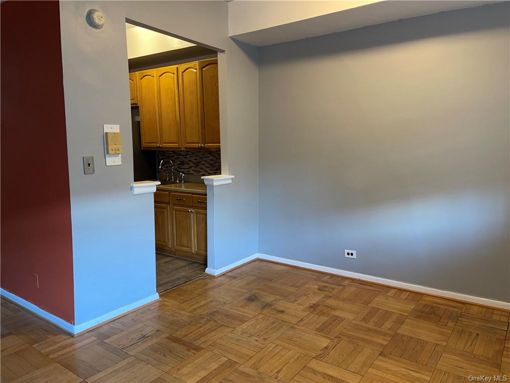 New York, New York 10469, United States, 2 Bedrooms Bedrooms, ,1 BathroomBathrooms,Residential,Pending,69105