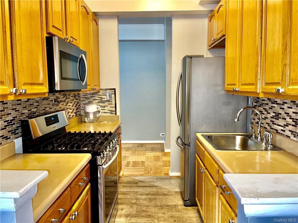 New York, New York 10469, United States, 2 Bedrooms Bedrooms, ,1 BathroomBathrooms,Residential,Pending,69105