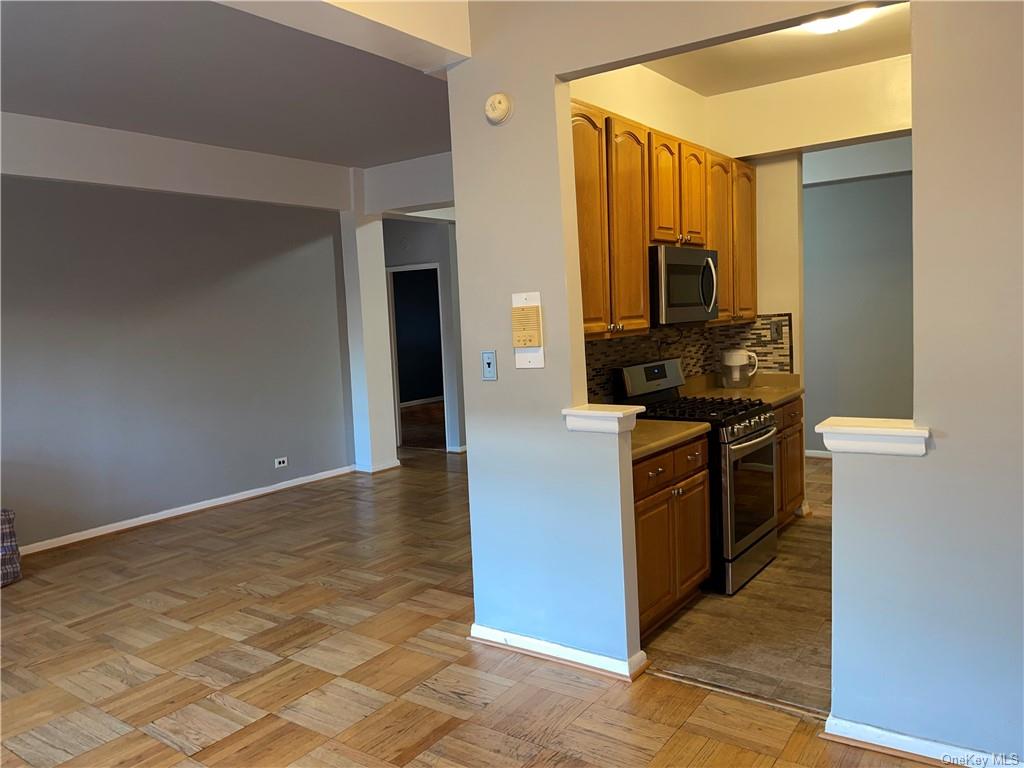 New York, New York 10469, United States, 2 Bedrooms Bedrooms, ,1 BathroomBathrooms,Residential,Pending,69105