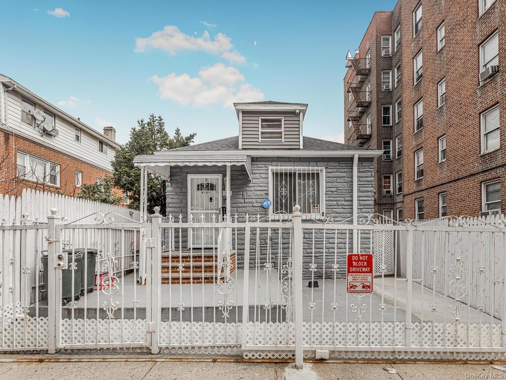 Property for Sale at 2318 Holland Avenue, Bronx, New York - Bedrooms: 5 
Bathrooms: 2 
Rooms: 7  - $699,000