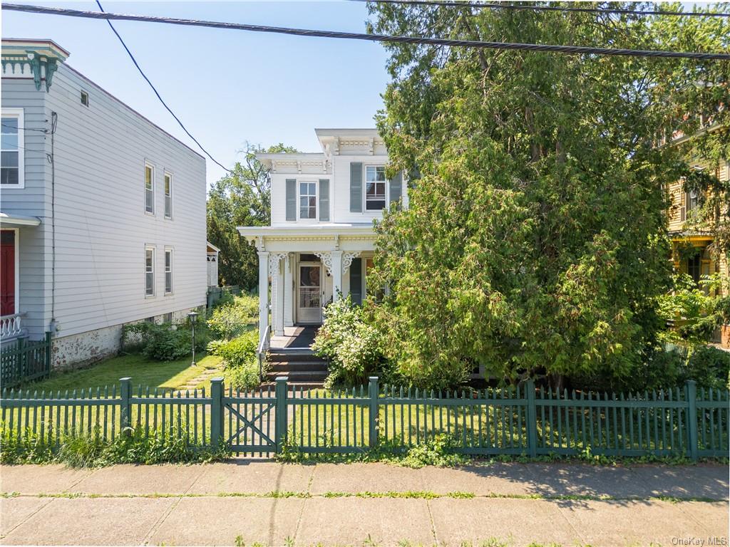 337 Union Street, Hudson, New York - 4 Bedrooms  
2 Bathrooms  
12 Rooms - 