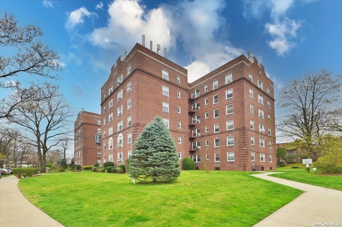Property for Sale at Devonshire Road 1J, Jamaica Estates, Queens, NY - Bedrooms: 1 
Bathrooms: 1 
Rooms: 3  - $244,000