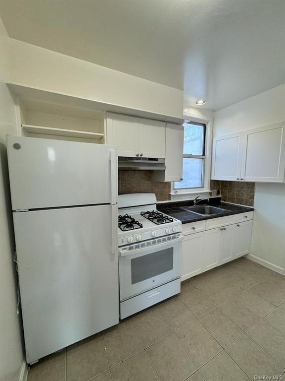Rental Property at 1738 Holland Avenue 2, Bronx, New York - Bedrooms: 2 
Bathrooms: 1 
Rooms: 4  - $2,700 MO.