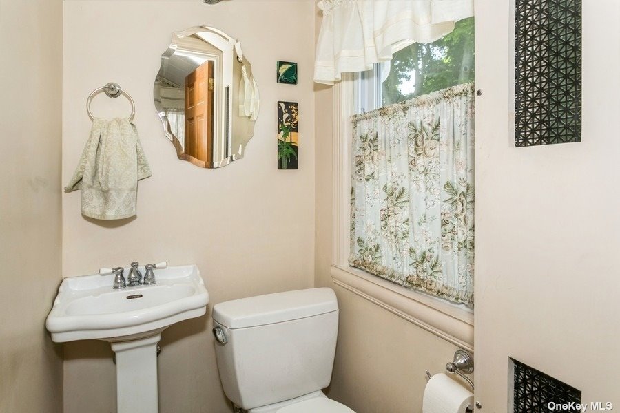 Photo 12 of 36 of 172 Manor Avenue house