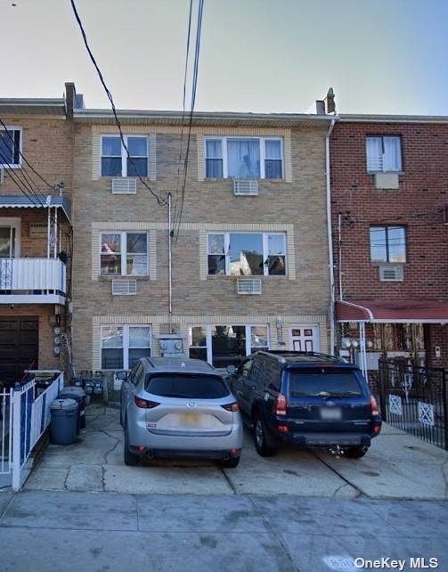 Property for Sale at 850 E 214th Street, Bronx, New York - Bedrooms: 9 
Bathrooms: 6 
Rooms: 21  - $899,999