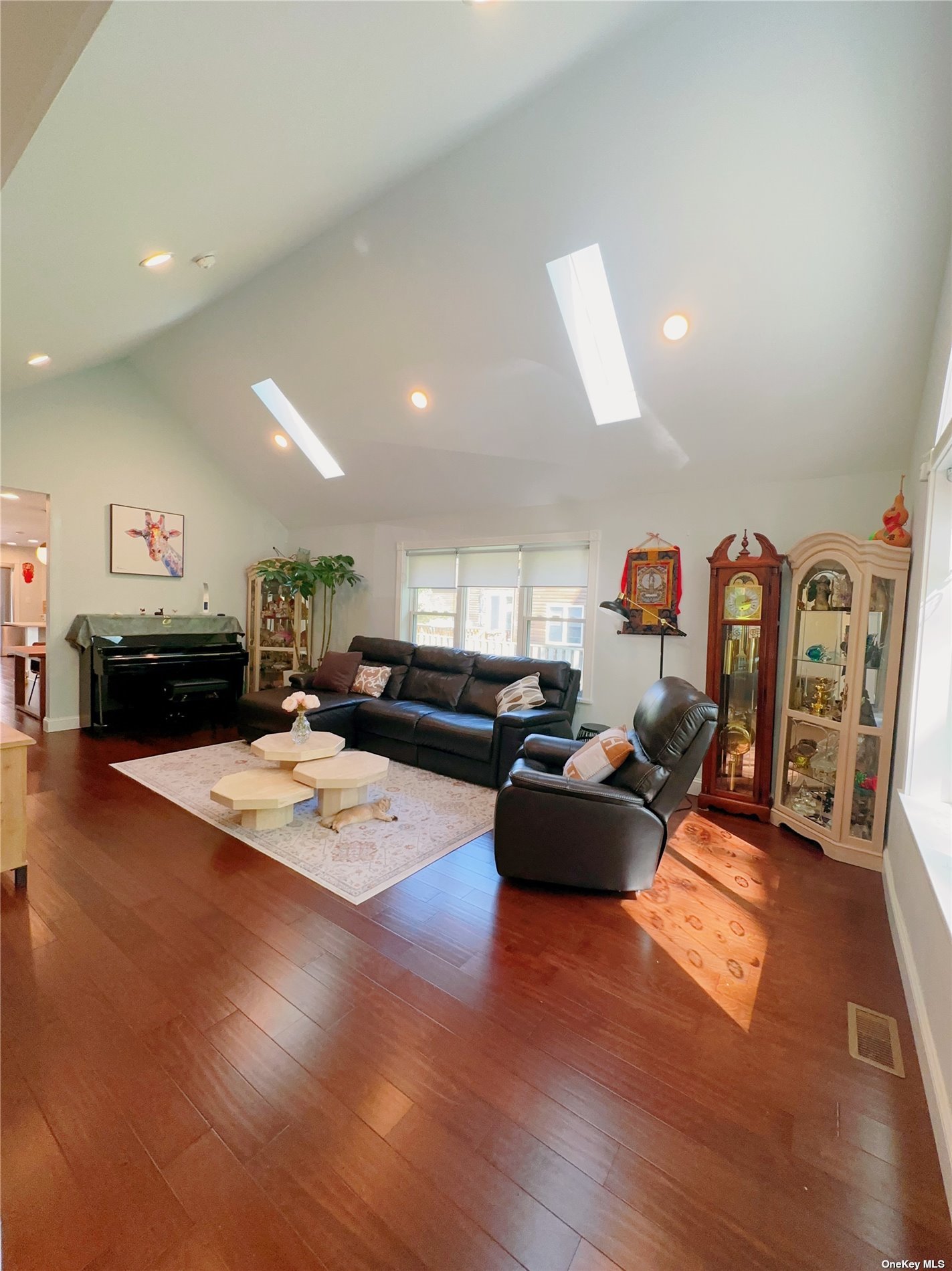 Photo 6 of 28 of 6 Rose Avenue house
