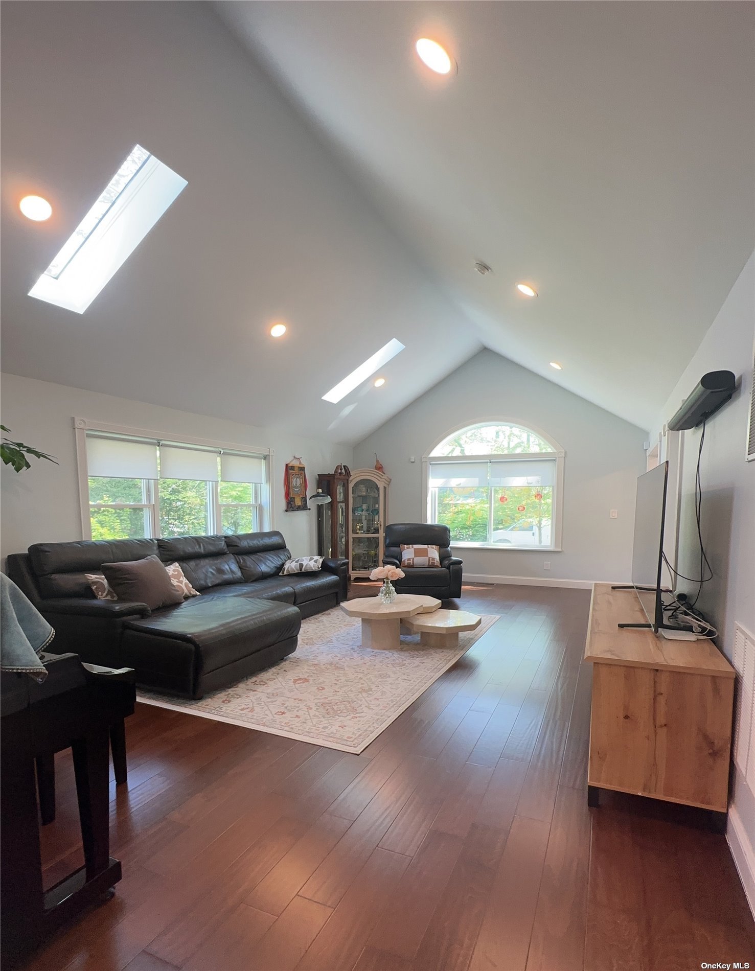 Photo 5 of 28 of 6 Rose Avenue house