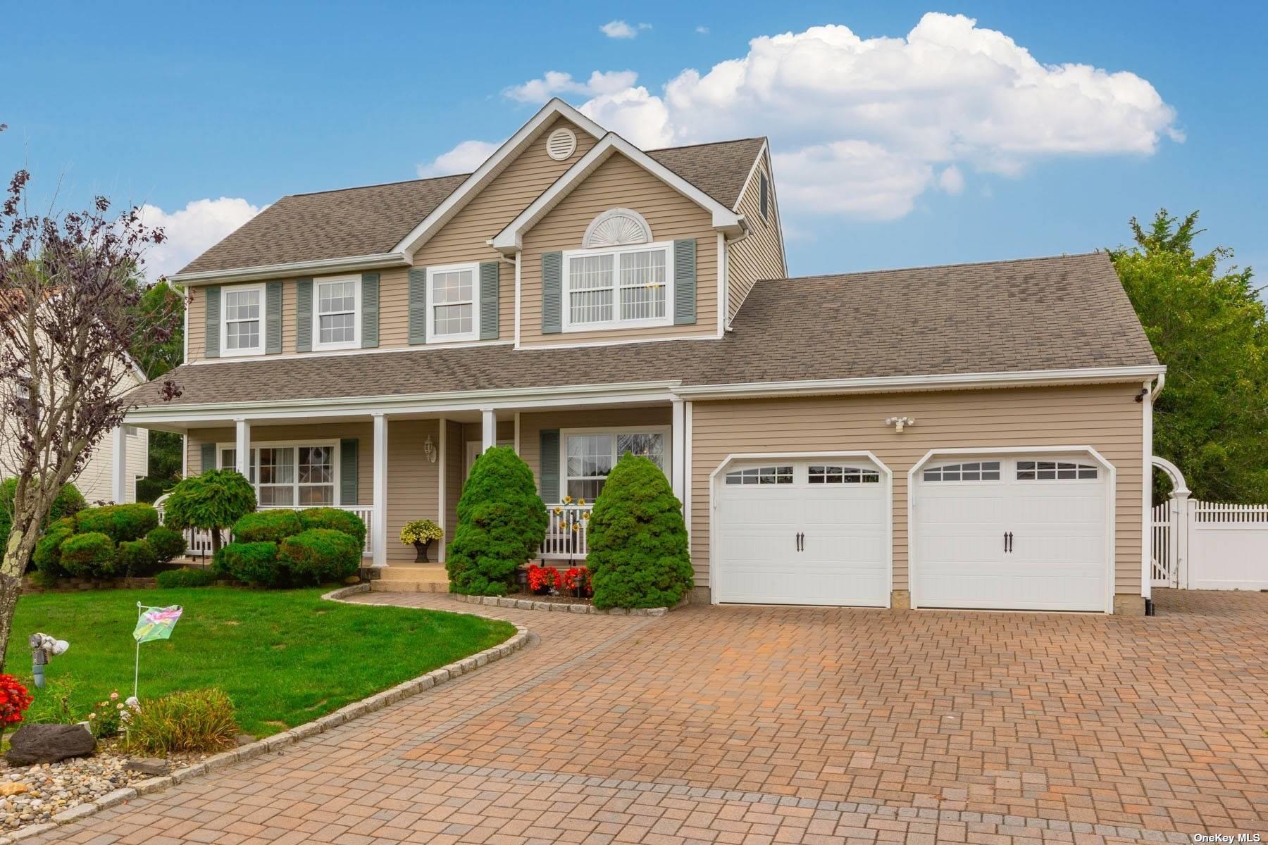 View Holtsville, NY 11742 house