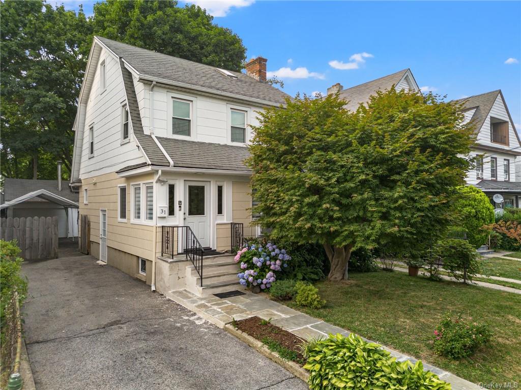 Property for Sale at 31 Colonial Place, New Rochelle, New York - Bedrooms: 3 
Bathrooms: 2 
Rooms: 7  - $669,000